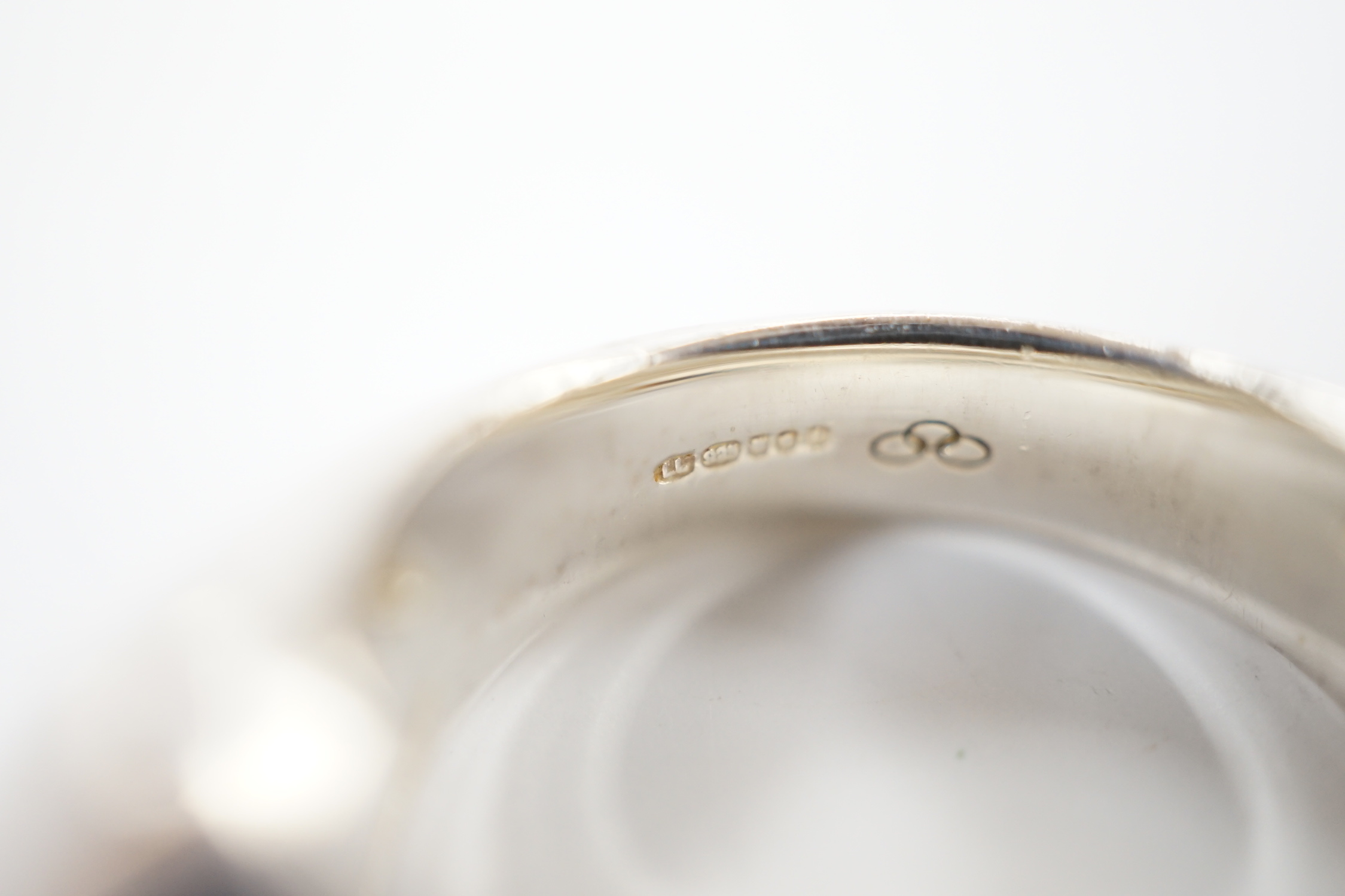 A modern Links of London silver modernist ring, size J/K, in Links of London box.